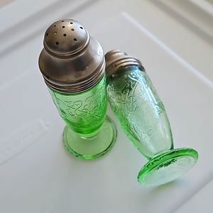 Florentine #1 pattern Green Depression Glass Collectable Salt and Pepper Shakers